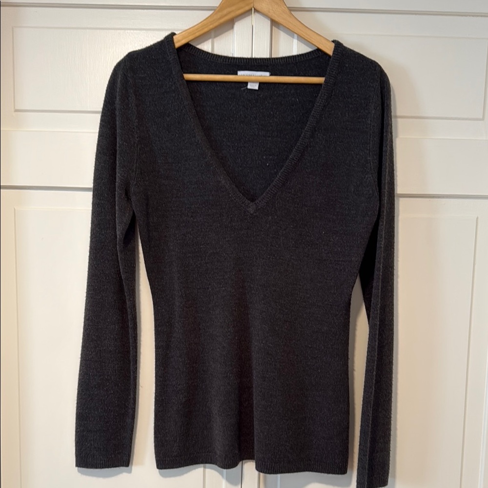 New York & Company Charcoal Gray long Sleeve V Neck Sweater small